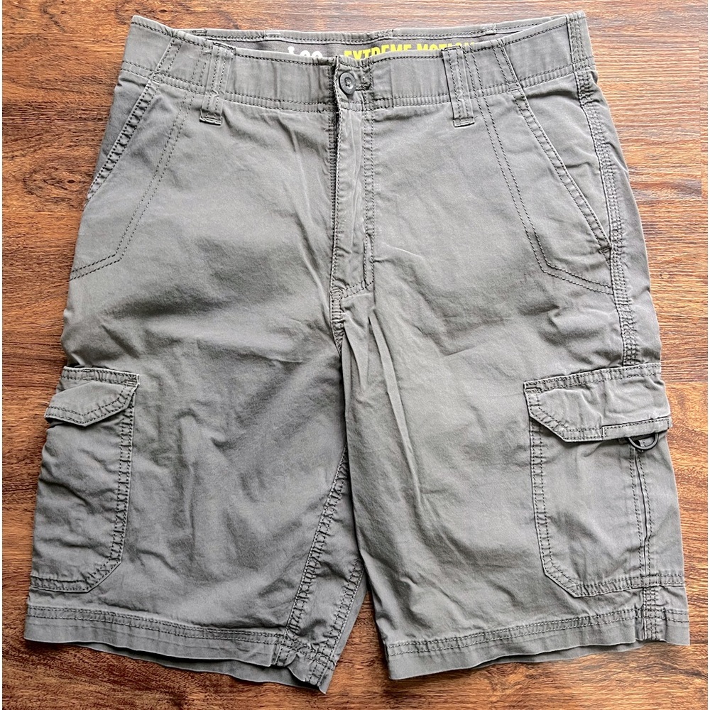 Lee brand stretch waist cargo shorts, size 30 waist